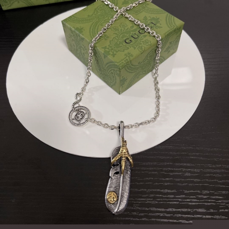 G*u*i necklaces